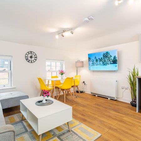 Town Center Apartment With 55” Smart Tv+Netflix Andover Exteriör bild