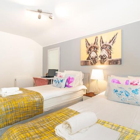Town Center Apartment With 55” Smart Tv+Netflix Andover Exteriör bild