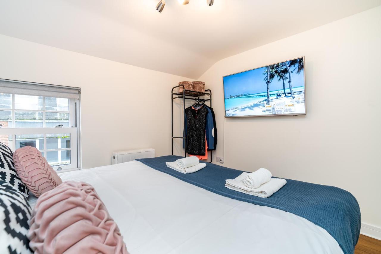 Town Center Apartment With 55” Smart Tv+Netflix Andover Exteriör bild