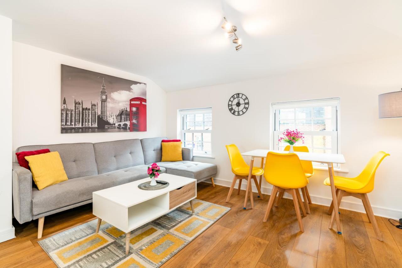 Town Center Apartment With 55” Smart Tv+Netflix Andover Exteriör bild